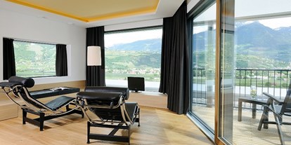 Naturhotel - Bio-Hotel Merkmale: Detox - Südtirol - Meran - Panoramasuite Wohnbereich - Biohotel und Wellnesshotel Pazeider