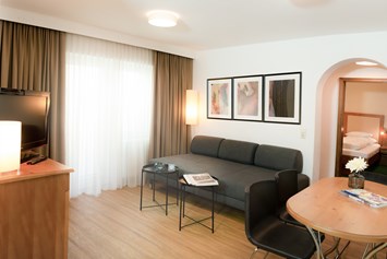 Biohotel: 3-Raum Apartment Wohnzimmer mit Blick ins Elterschlafzimmer - The RESI Apartments "mit Mehrwert"