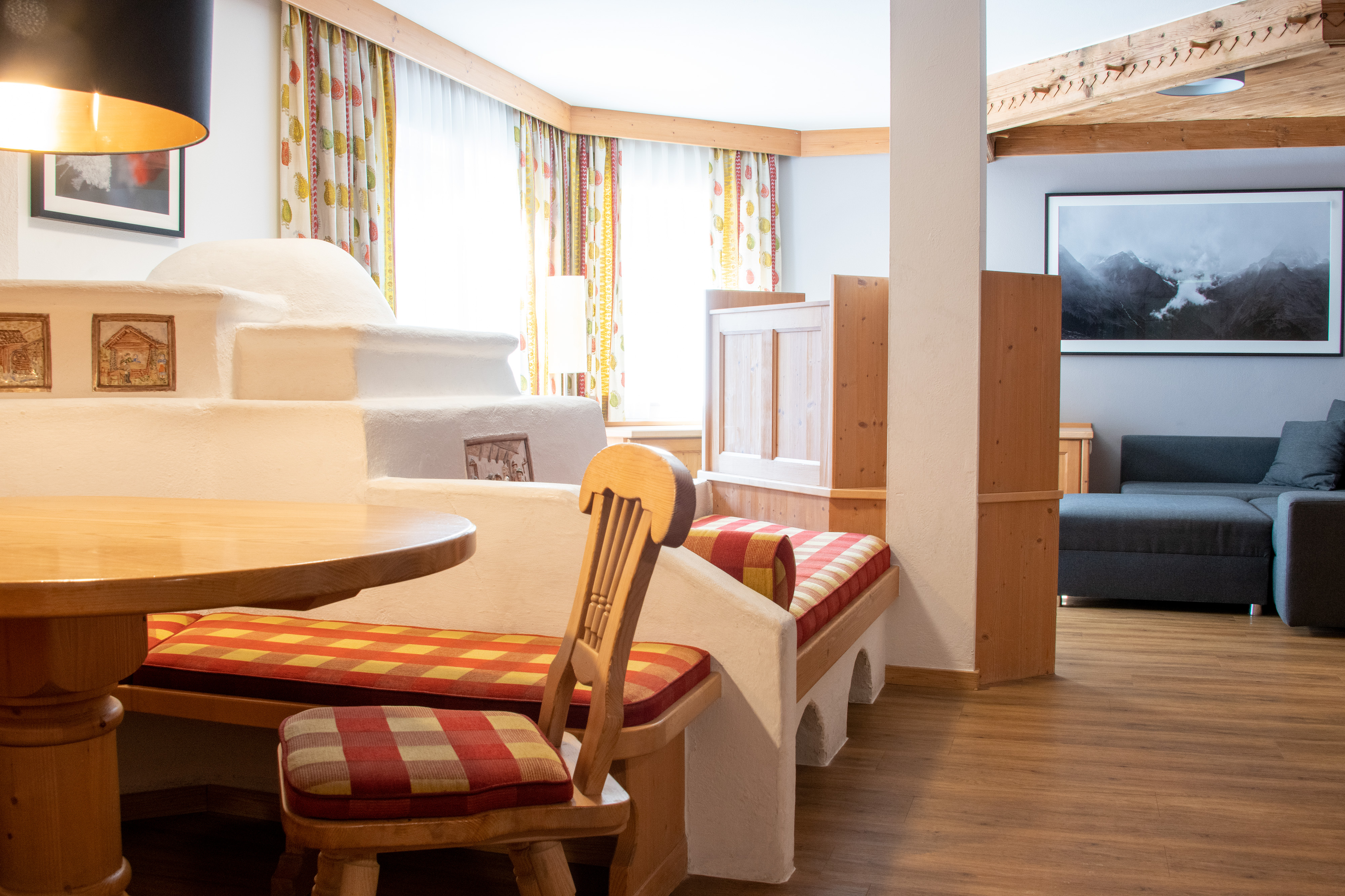 Biohotel: 4-Raum Apartment Essbereich, Kachelogen  - The RESI Apartments "mit Mehrwert"