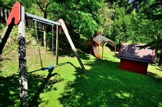 Biohotel: Spielplatz im Garten - The RESI Apartments "mit Mehrwert"