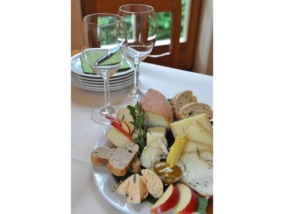 Biohotel: Hofeigener Schafkäse - Biohotel Stiftsgut Wilhelmsglücksbrunn