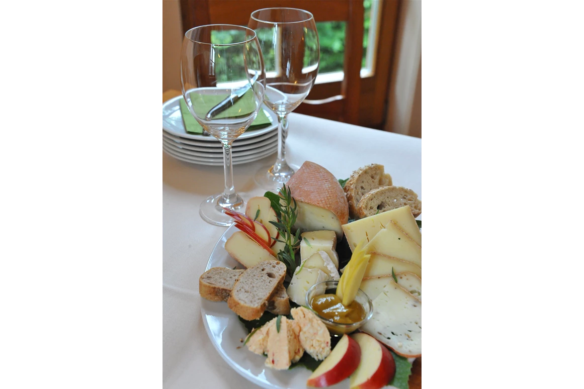 Biohotel: Hofeigener Schafkäse - Biohotel Stiftsgut Wilhelmsglücksbrunn