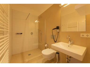 Biohotel: Dusche/WC - Biohotel Stiftsgut Wilhelmsglücksbrunn