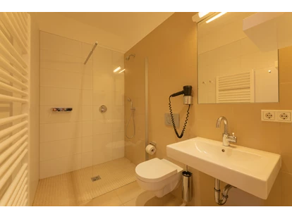 Naturhotel - Ökoheizung: Holzheizung: ja, Holzhackschnitzel - Thüringen Nord - Dusche/WC - Biohotel Stiftsgut Wilhelmsglücksbrunn