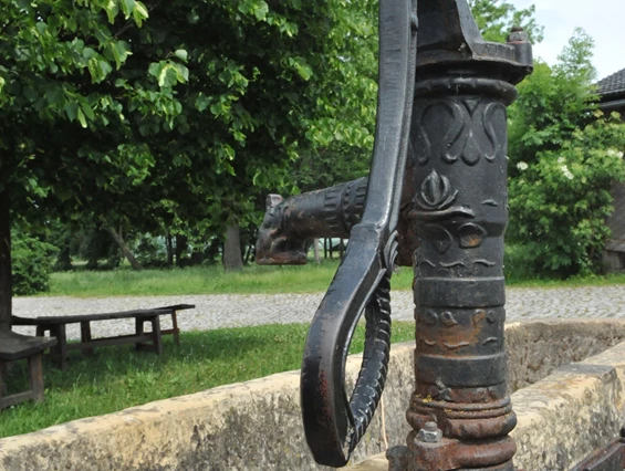 Biohotel: Pumpenbrunnen im Hof - Biohotel Stiftsgut Wilhelmsglücksbrunn