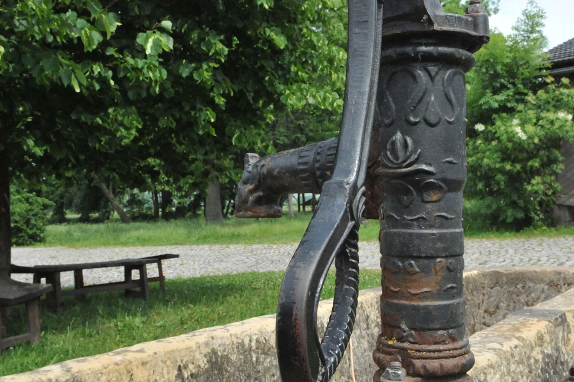 Biohotel: Pumpenbrunnen im Hof - Biohotel Stiftsgut Wilhelmsglücksbrunn