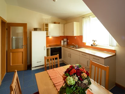 Naturhotel - Ökoheizung: Holzheizung: ja, Holzhackschnitzel - Thüringen Nord - Küche Ferienwohnung - Biohotel Stiftsgut Wilhelmsglücksbrunn