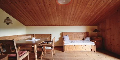 Naturhotel - Bio-Getränke - Ramsau am Dachstein - Stube mit Dachschräge im mittleren Apartment - Naturhaus Lehnwieser