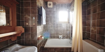 Naturhotel - Bio-Getränke - Ramsau am Dachstein - Badezimmer im mittleren Apartment - Naturhaus Lehnwieser