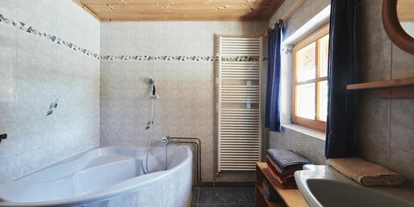 Naturhotel - Bio-Getränke - Ramsau am Dachstein - Badezimmer in der Sonnenwohnung im Waldhaus - Naturhaus Lehnwieser