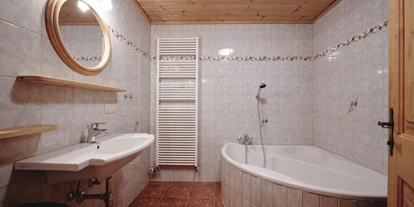 Naturhotel - Bio-Getränke - Ramsau am Dachstein - Badezimmer Waldwohnung im Waldhaus - Naturhaus Lehnwieser