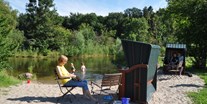 Naturhotel - Umgebungsschwerpunkt: See - Erholung und Spaß am Natur-Schwimmteich. - Gut Nisdorf Ferienapartments
