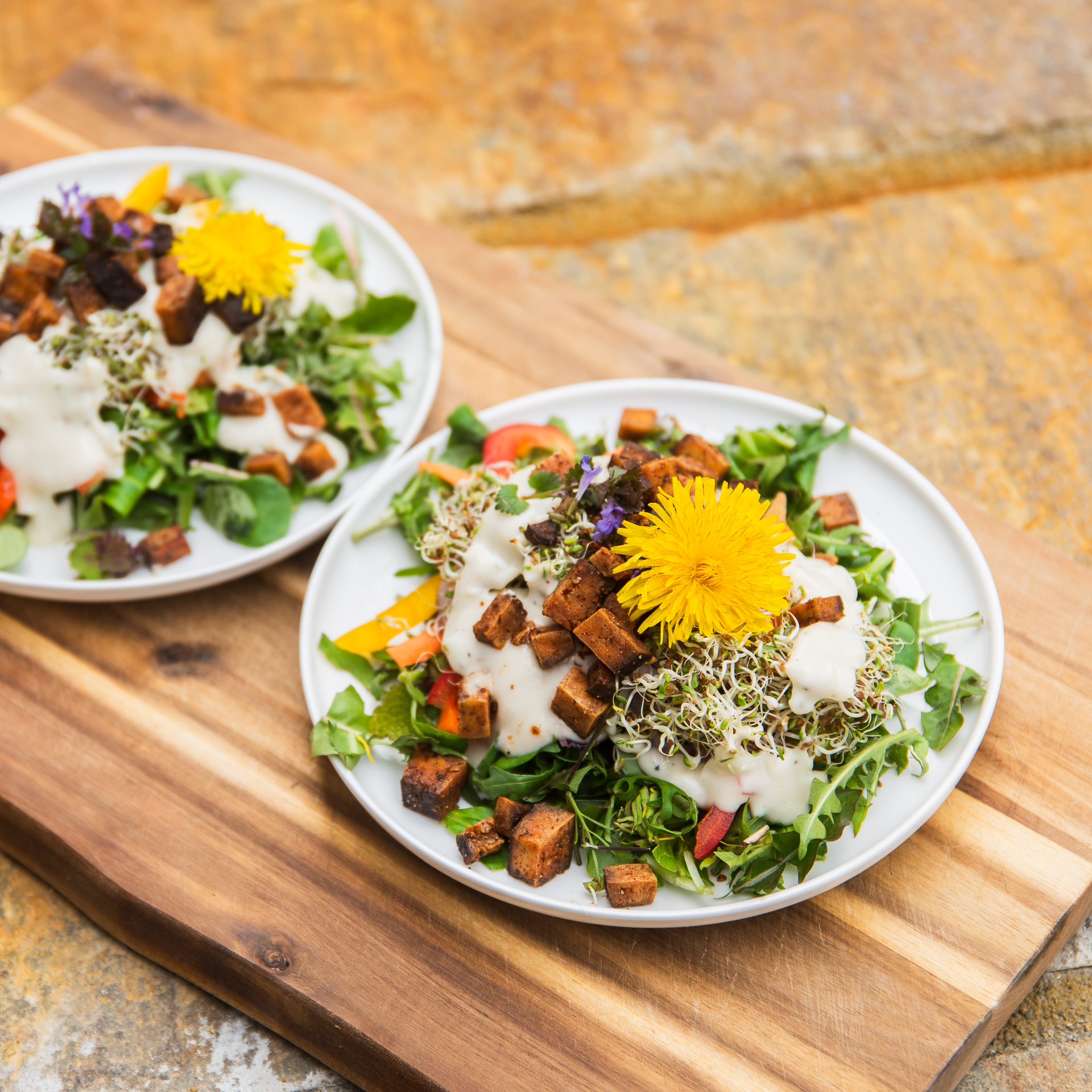 Biohotel: Salat mit Blüten - TamanGa Lebensgarten