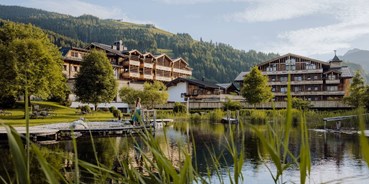 Naturhotel - Hoteltyp: Naturhotel - Leogang - Außenansicht mit Naturteich
 - Naturresort PURADIES