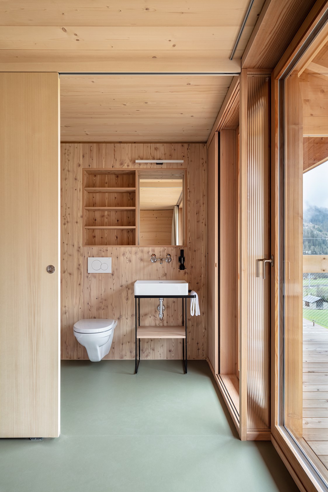 Biohotel: Jedes Zimmer mit WC/Dusche - Berglodge Goms