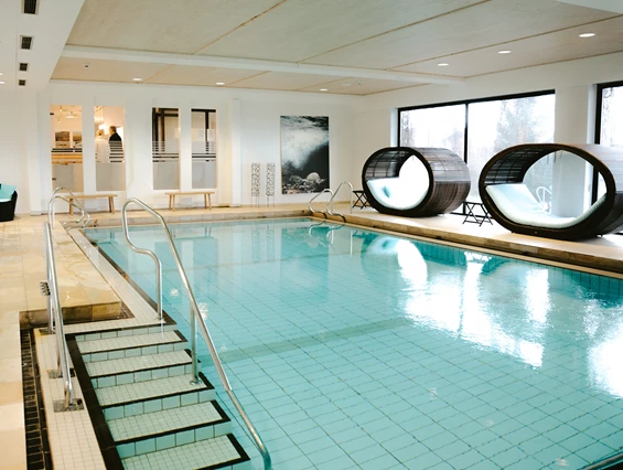 Biohotel: Relaxen im Hallenbad: Ort zum Aktiv-Sein und für Wellness - Biohotel Eggensberger