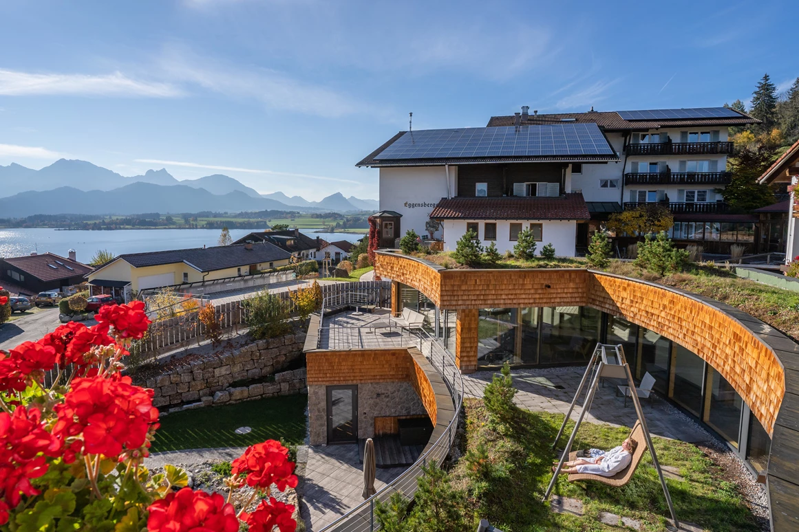 Biohotel: Aussicht auf den Hopfensee und die Allgäuer Alpen vom Biohotel Eggensberger aus - Biohotel Eggensberger