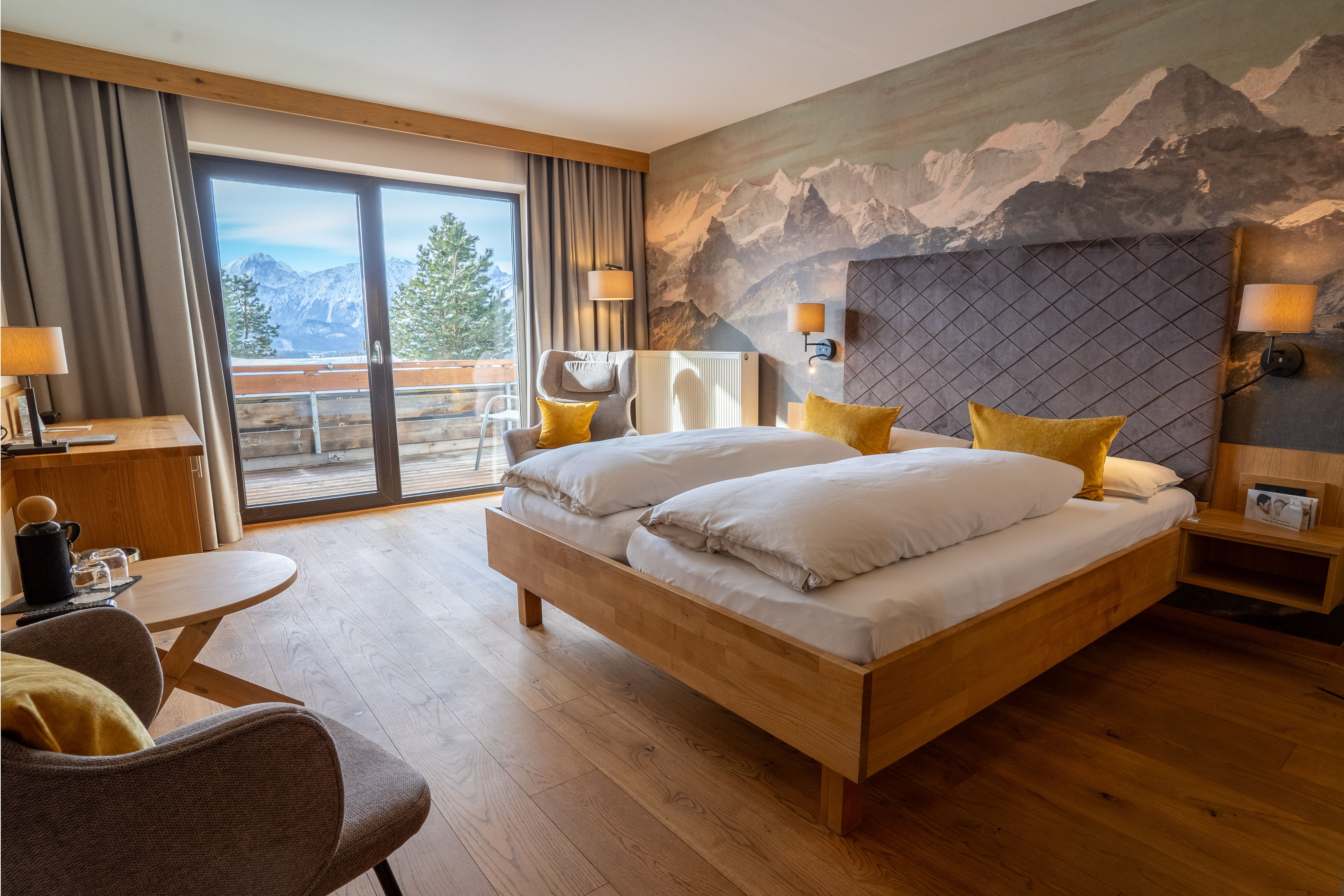 Biohotel: Doppelzimmer "Bergblick" mit Südbalkon und Blick auf die Allgäuer Berge. - Biohotel Eggensberger