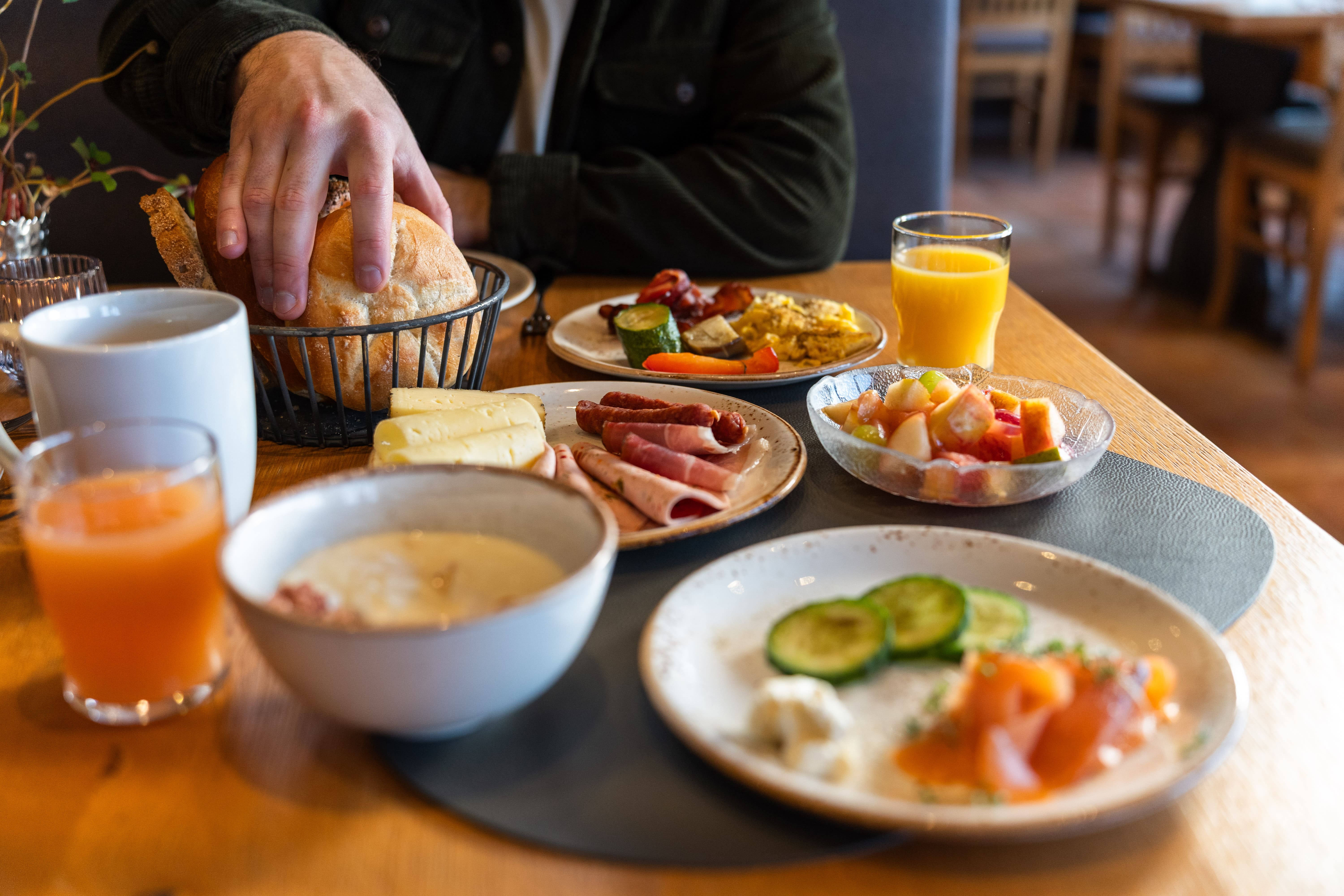 Biohotel: Schon probiert? Täglich frisch: Bio-Frühstück mit Produkten vom eigenen Bioland-Bauernhof. Bei schönem Wetter auch auf der Sonnenterrasse. - Biohotel Eggensberger