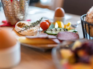 Biohotel: Schon probiert? Täglich frisch: Bio-Frühstück mit Produkten vom eigenen Bioland-Bauernhof. Bei schönem Wetter auch auf der Sonnenterrasse. - Biohotel Eggensberger