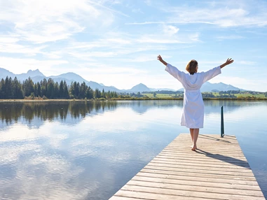 Biohotel: Der herrliche Blick auf den Hopfensee und das Alpenpanorama, die frische Bergluft und die Lage direkt an der Natur bieten beste Bedingungen zum Erholen.  - Biohotel Eggensberger