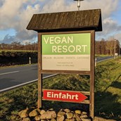 Naturhotel: Einfahrt von der Landstrasse 20 - Vegan Resort