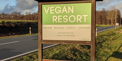 Naturhotel - Umgebungsschwerpunkt: See - Einfahrt von der Landstrasse 20 - Vegan Resort