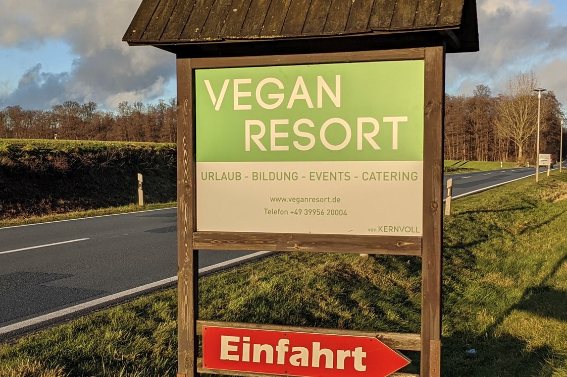 Biohotel: Einfahrt von der Landstrasse 20 - Vegan Resort