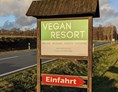 Biohotel: Einfahrt von der Landstrasse 20 - Vegan Resort