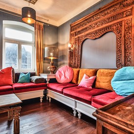 Biohotel: Das Zimmer Taj Mahal - das Wohnzimmer hat eine gemütliche ShishaLounge, die man auch zum Schlafen nutzen kann.  - Bio-BoutiqueHotel Villa Waldfrieden