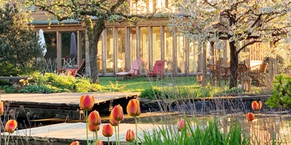 Naturhotel - Bio-Küche: Allergikerküche - Hessen Nord - idyllischer Garten mit Teich  - Rosenberg Ayurveda Gesundheits- und Kurzentrum