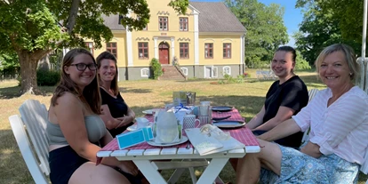 Nature hotel - Müllmanagement: Maßnahmen zur Abfallvermeidung - Sweden - Unser 2022 Team vor dem Gutshof. - Sonnenhügelhof (Solberga Gård)