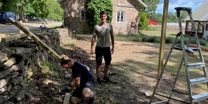 Nature hotel - Müllmanagement: Maßnahmen zur Abfallvermeidung - Sweden - Hier wird ein neuer Fahrradunterstand gebaut. - Sonnenhügelhof (Solberga Gård)
