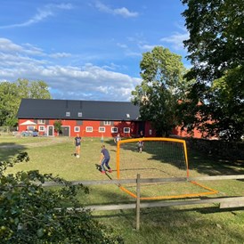 Biohotel: Fussball vor der Scheune - unsere Mikro-Weltmeisterschaften sind legendär... - Sonnenhügelhof (Solberga Gård)
