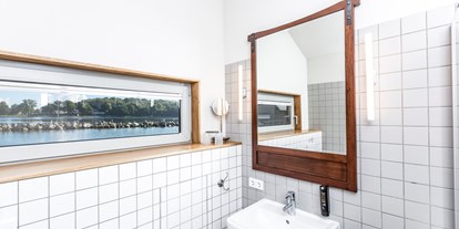 Naturhotel - Putbus - Pfahlhaussuiten
Badezimmer mit Dusche. - im-jaich Wasserferienwelt