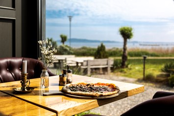 Biohotel: Restaurant Kormoran
Wenn Ihr Euer Ferienobjekt nicht verlassen möchtet, könnt Ihr auch eine Steinofen Pizza im Kormoran bestellen und abholen. - im-jaich Wasserferienwelt