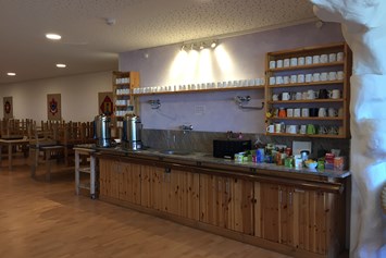 Biohotel: Die Teestation im Speisesaal - Yoga Vidya Nordsee