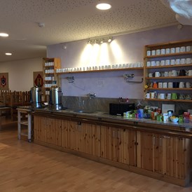 Biohotel: Die Teestation im Speisesaal - Yoga Vidya Nordsee