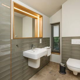 Biohotel: DieSchlafzimmer verfügen je über ein Bad en Suite - im-jaich Naturoase Gustow