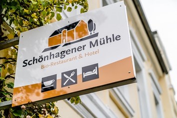 Biohotel: Logo am Mühlenhaus - BIO HOTEL Schönhagener Mühle