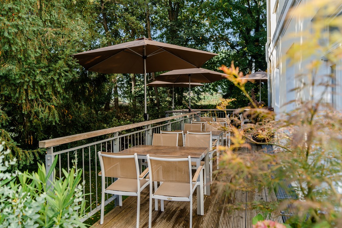 Biohotel: Terrasse am Tag - BIO HOTEL Schönhagener Mühle