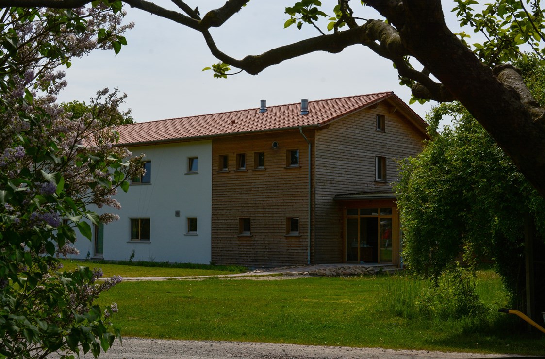 Biohotel: Das Gästehaus "Strohtel", gebaut in Stohballen-Lehm-Bauweise. - Ökodorf Sieben Linden - Seminarhaus