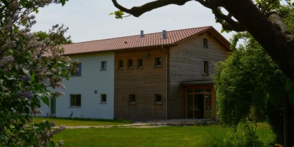 Nature hotel - PLZ 29525 (Deutschland) - Das Gästehaus "Strohtel", gebaut in Stohballen-Lehm-Bauweise. - Ökodorf Sieben Linden - Seminarhaus