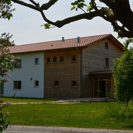 Biohotel: Das Gästehaus "Strohtel", gebaut in Stohballen-Lehm-Bauweise. - Ökodorf Sieben Linden - Seminarhaus