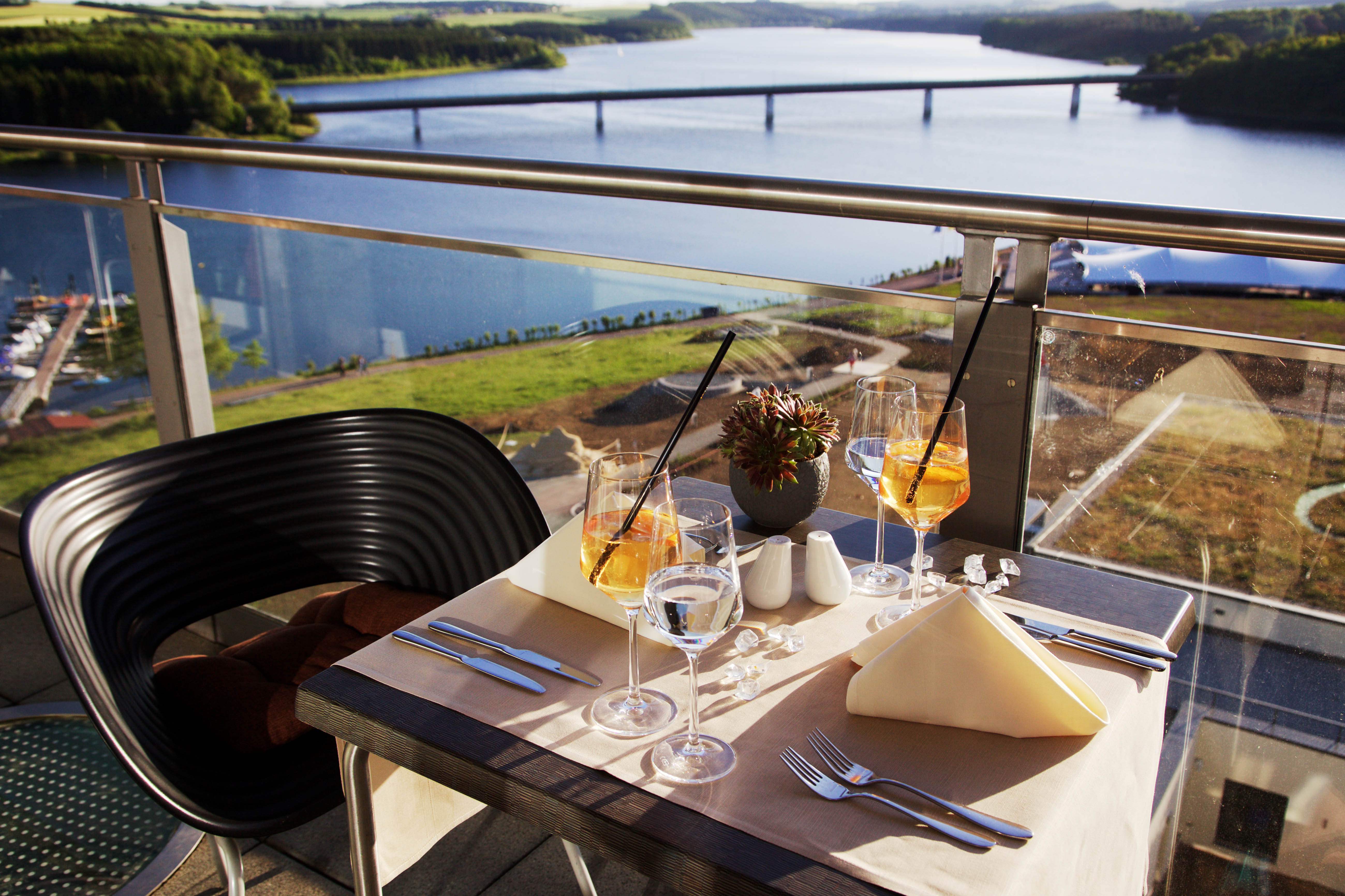 Biohotel: Das Hotel besitzt ein Panorama  Restaurant in der 6 Etage mit traumhaften Blick über das "Zeulenrdaer Meer" und die Natur des Thüringer Vogtlandes. - Bio-Seehotel Zeulenroda