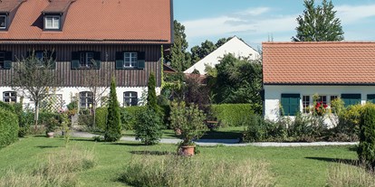 Naturhotel - Hoteltyp: Bio-Seminarhaus - Oberbayern - Seitenansicht Biohotel Schlossgut Oberambach - Schlossgut Oberambach