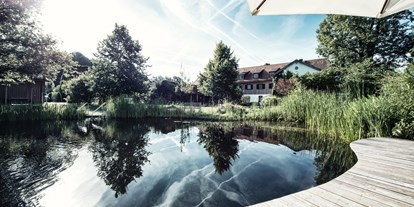 Naturhotel - Wasserbehandlung/ Energetisierung: Umkehrosmose - Schwimmtiech Steg Biohotel Schlossgut Oberambach - Schlossgut Oberambach