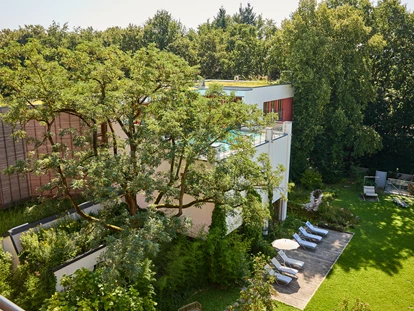 Nature hotel - Bezahlsysteme: Bar - Wolfegg (Altheim) - Wellnessbereich  mit Liegewiese - Bio-Thermalhotel Falkenhof