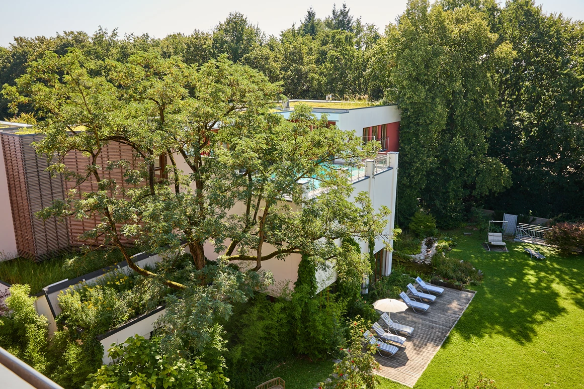 Biohotel: Wellnessbereich  mit Liegewiese - Bio-Thermalhotel Falkenhof