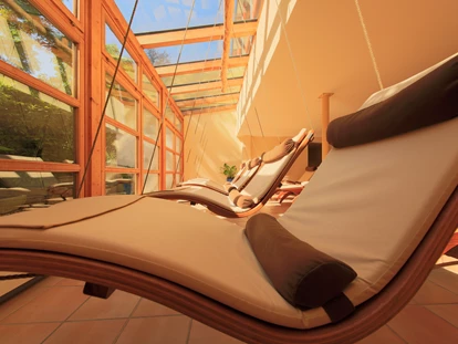 Nature hotel - Bezahlsysteme: Bar - Wolfegg (Altheim) - Schaukelliegen im Ruheraum - Bio-Thermalhotel Falkenhof